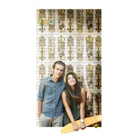 کاغذ دیواری ایتالیایی برند کریستیانا ماسی اتاق نوجوان اسکیت بورد و دیواری آجری 5600 - آلبوم فرندز اند کافی  - www.kidsdecor.ir